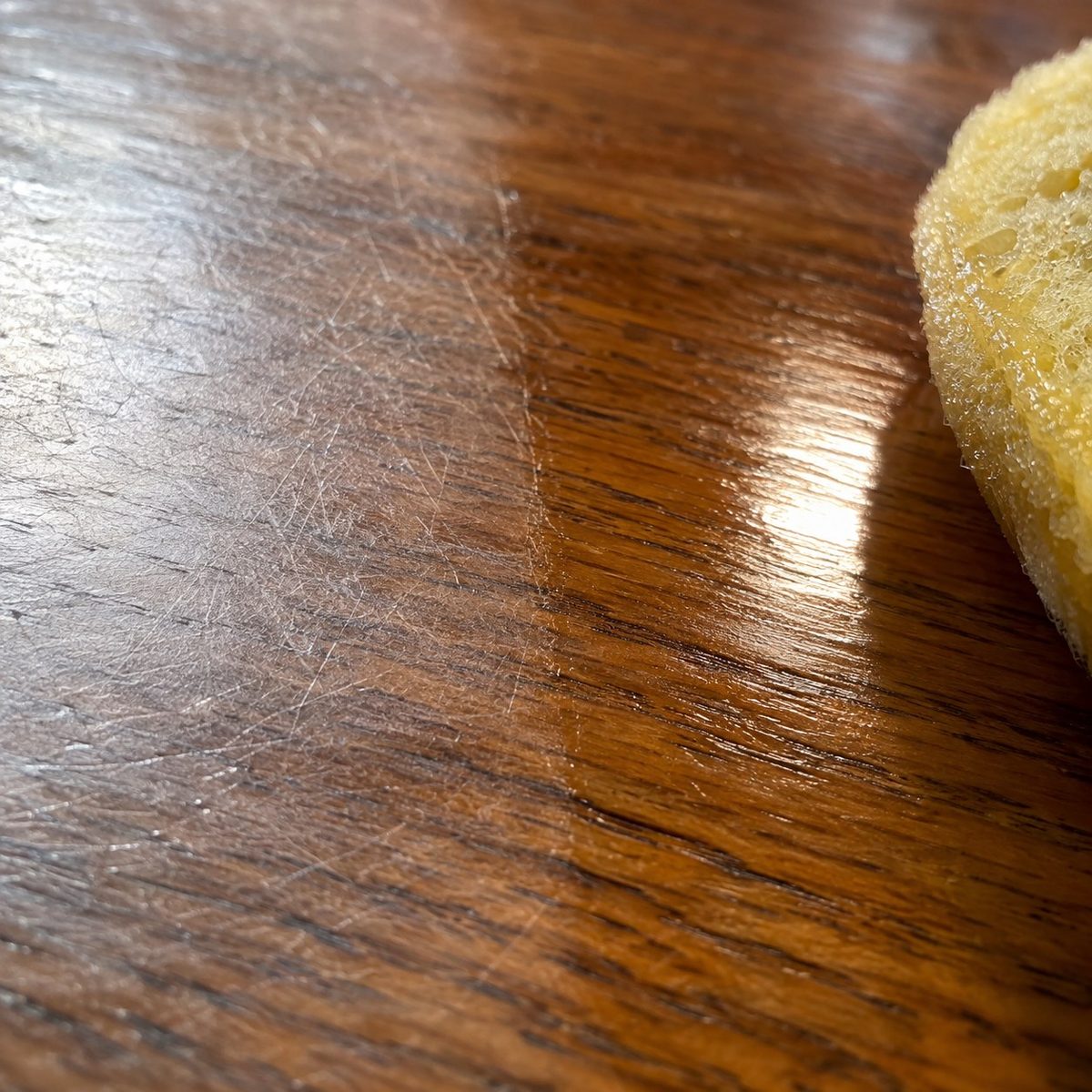 La cera de abeja rellena y sella la madera