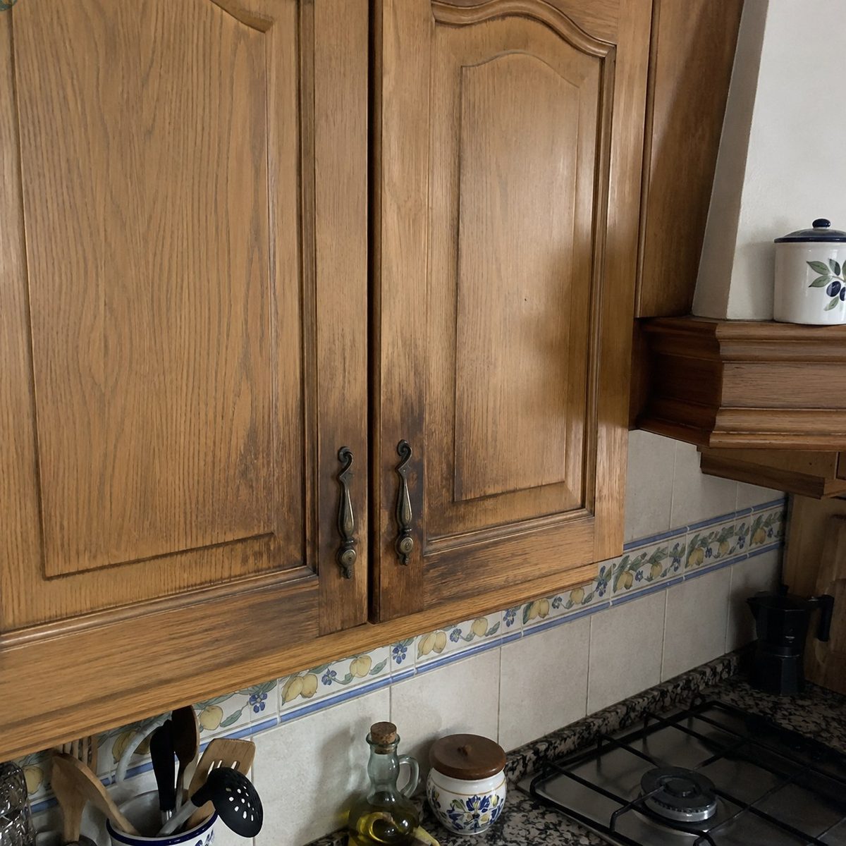 Mueble de madera apagado y con marcas de uso