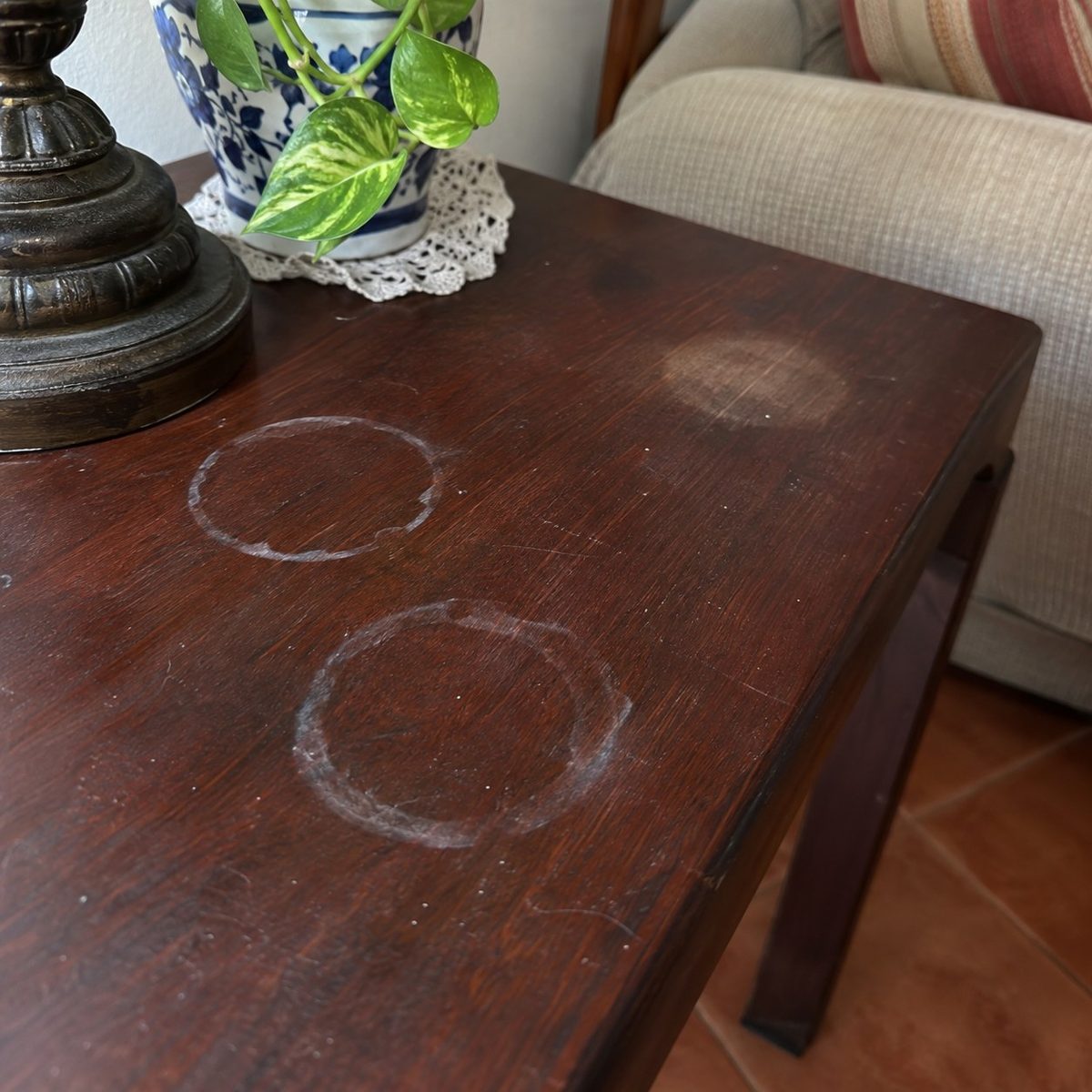 Mueble de madera apagado y con marcas de uso