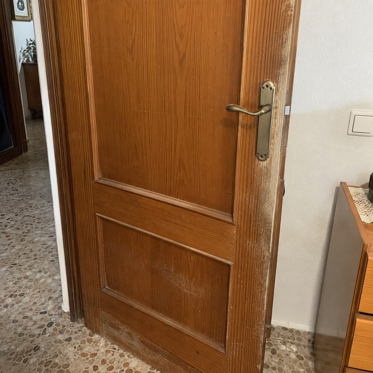 Mueble de madera apagado y con marcas de uso